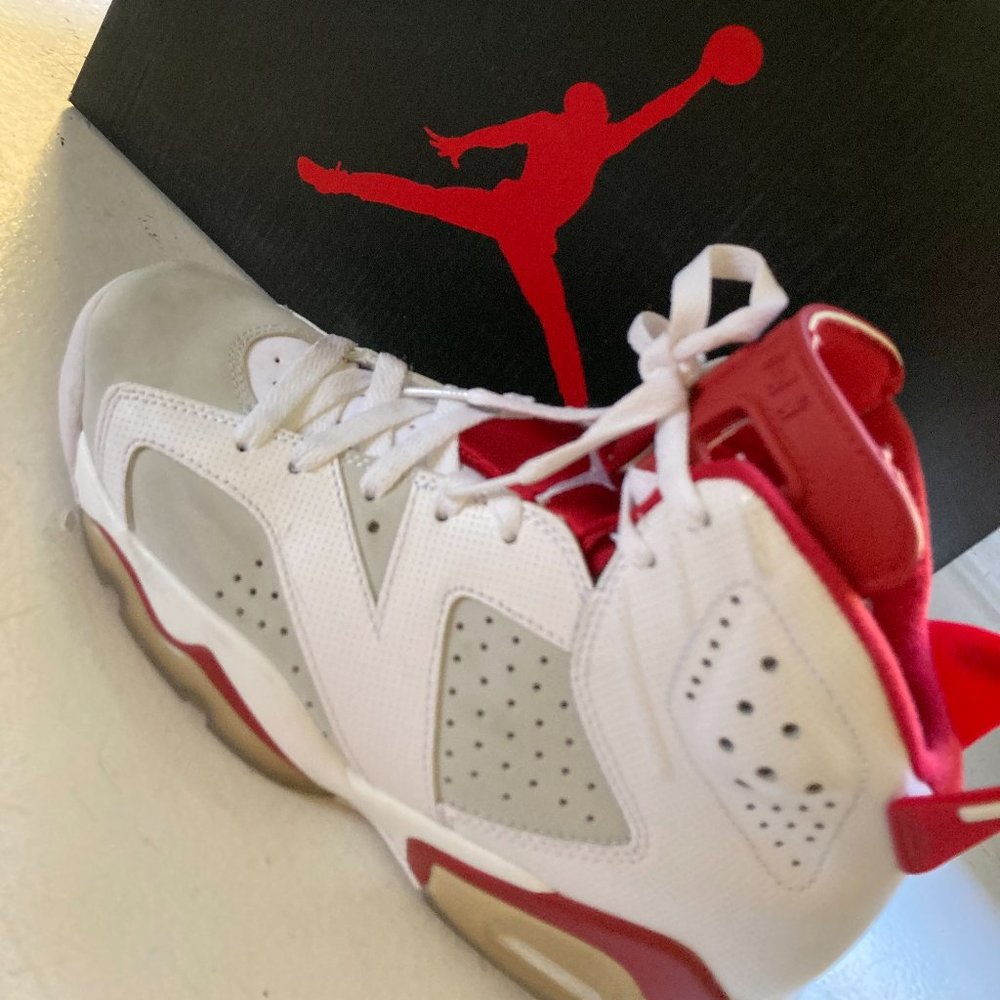 YOUTH AIR JORDAN 6 RETRO SIZE 7.5 SLIGHTLY WORN